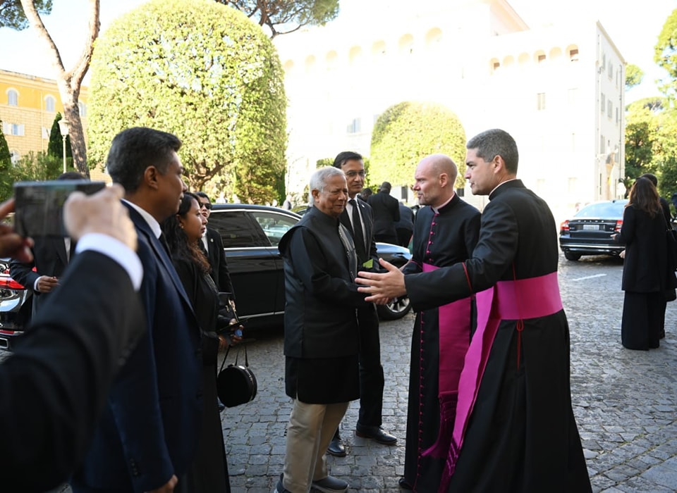 Chief Adviser Muhammad Yunus enters St. Peter’s Basilica to attend Pope Francis’ funeral mass